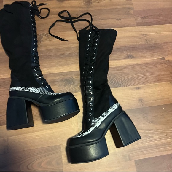 Gothic Snakeskin Fleece Interior Platform Knee High Lace Up Boots 7 - Picture 10 of 12